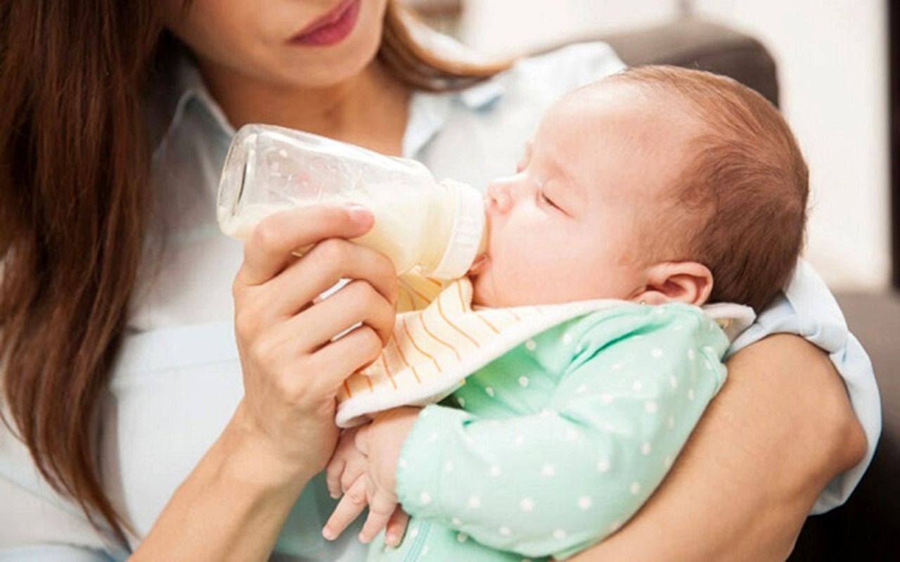 بلعیدن بیش از حد هوا هنگام شیر خوردن نوزاد